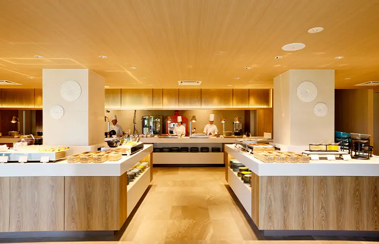 「The Buffet」の料理コーナーとライブキッチン