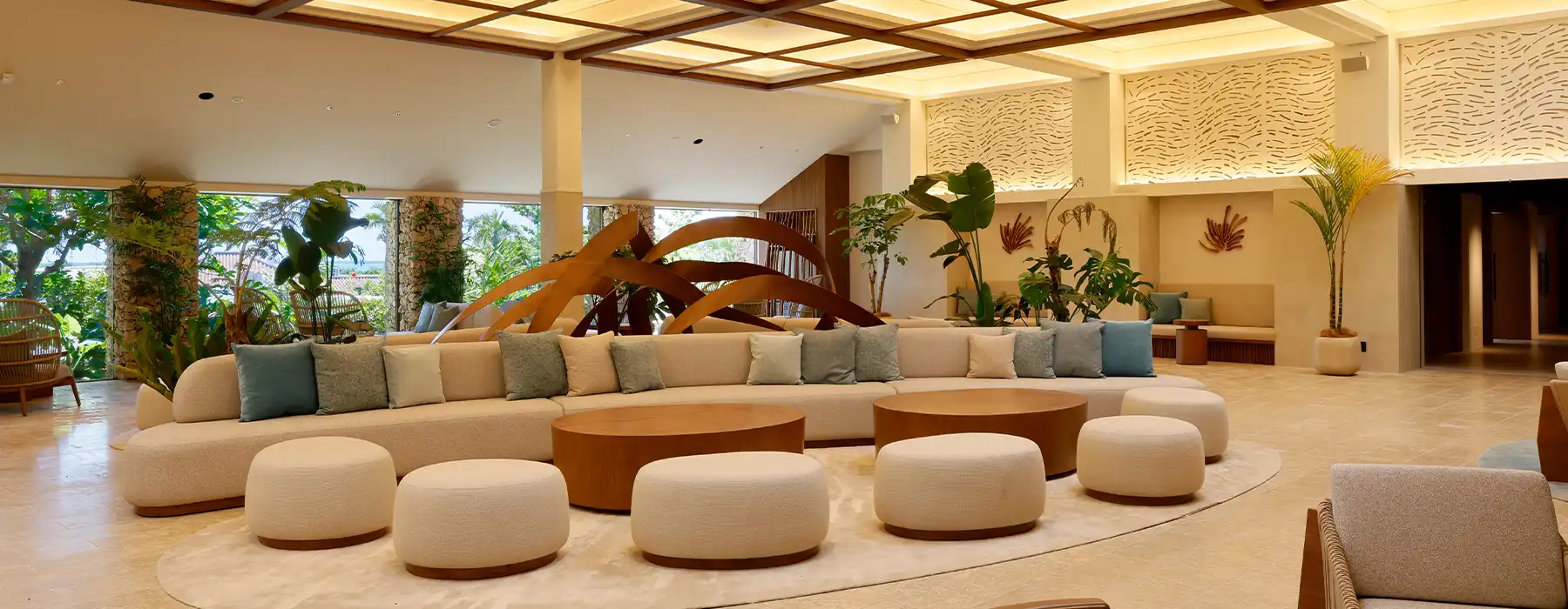 小浜島の自然と調和したロビー