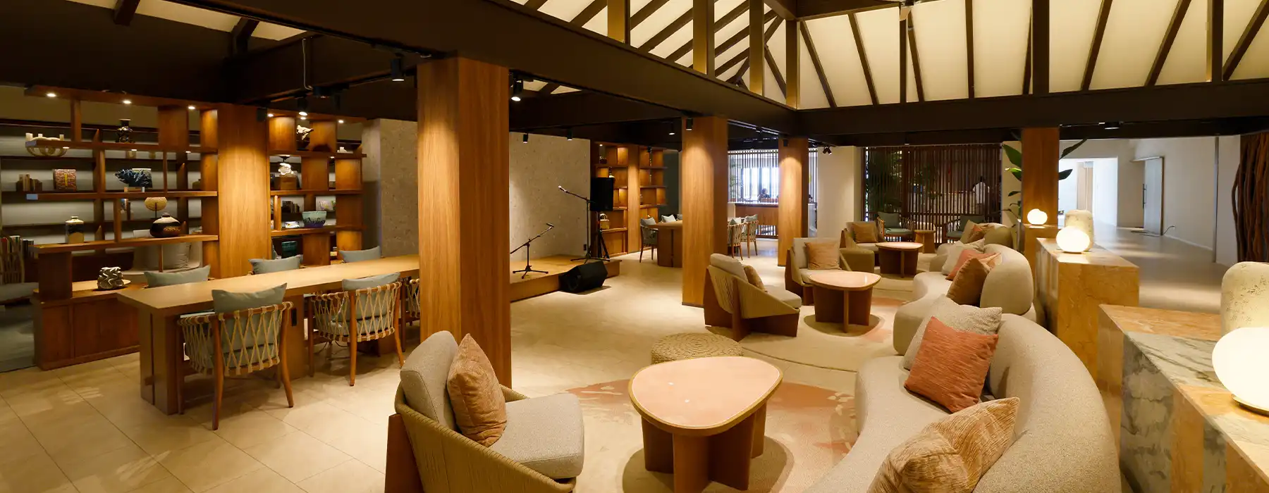 お客様が思い思いに寛ぎ、ライブステージも楽しめるライブラリーラウンジ