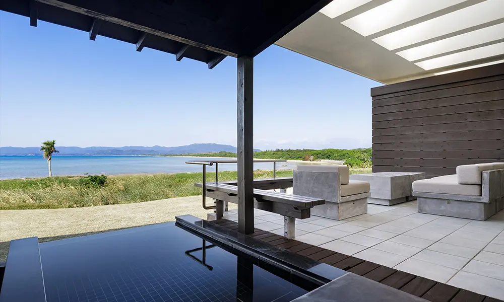 PICK UP テラスには海を臨める屋外浴槽がございます