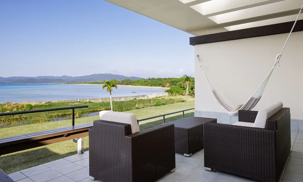海を臨むハンモック付きのテラス