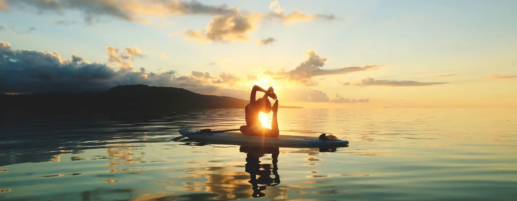 朝日を浴びながら一日をスタートするアクティビティ「SUPヨガ」