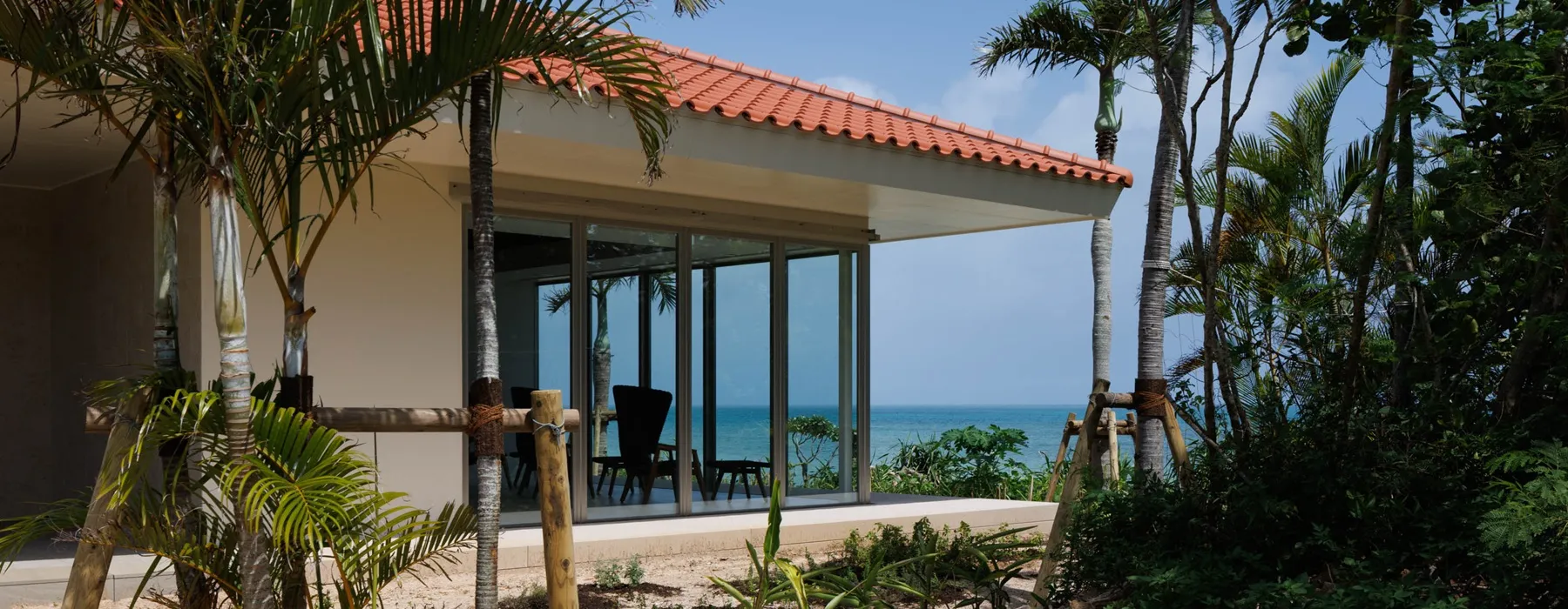 新スパ棟「The Spa」の窓の外には木々や植物の間から海が見えるロケーション