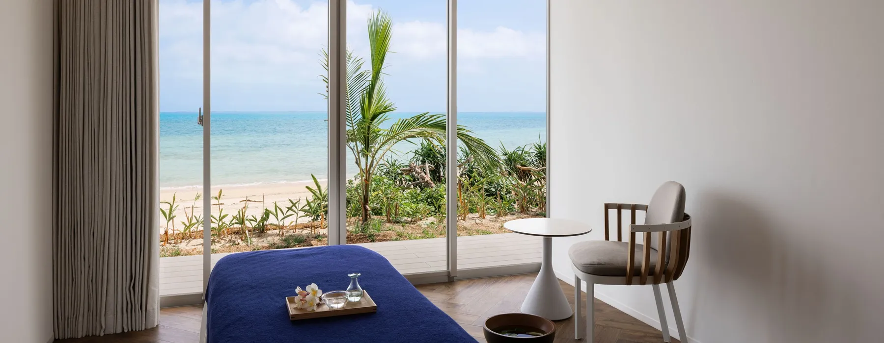 ビーチを目の前に至極のリラクゼーションを