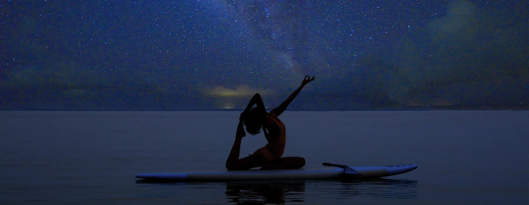 新スパ棟「The Spa」の窓の外には木々や植物の間から海が見えるロケーション